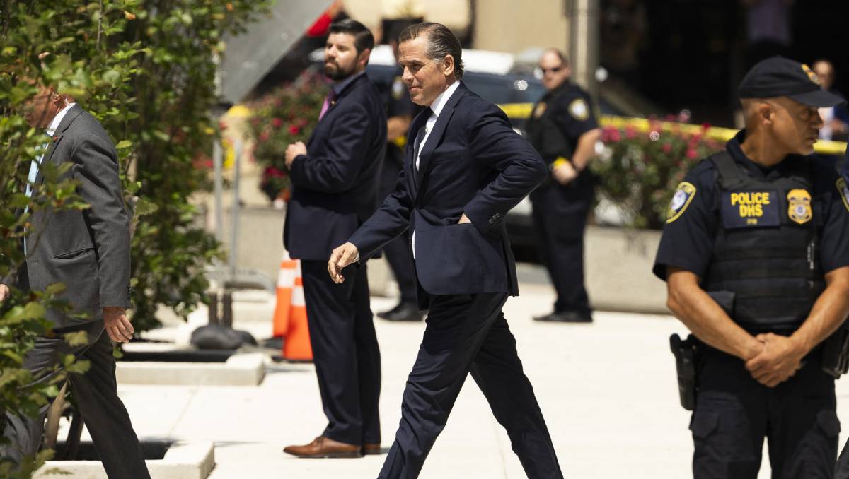 Hunter Biden salió de su primera audiencia en Delaware. (AFP).