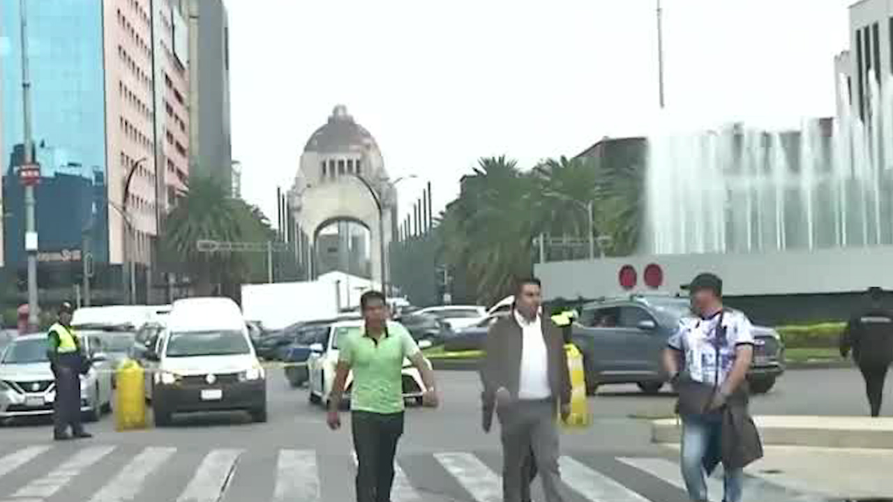 Integrantes de la UNTA avanzan sobre Paseo de la Reforma hacia el Zócalo de la Ciudad de México