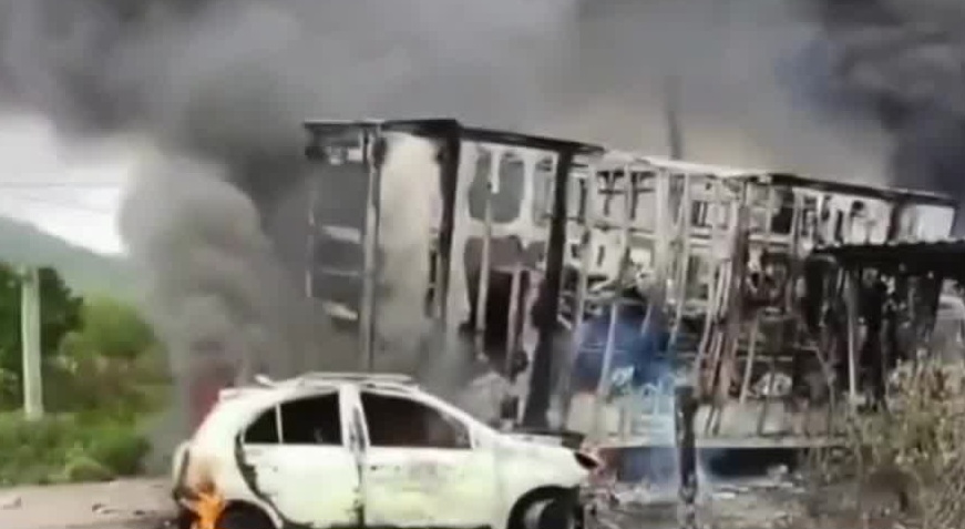 Miembros del FNLS realizan bloqueos en carretera con autos quemados en Veracruz