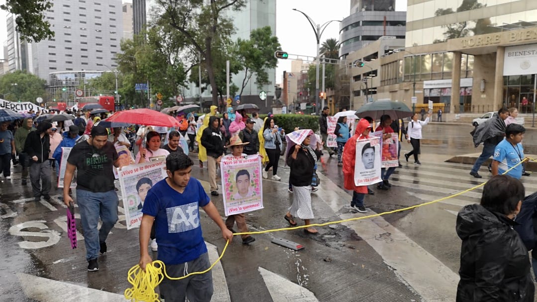 Padres de familia protestan por normalistas de Ayotzinapa