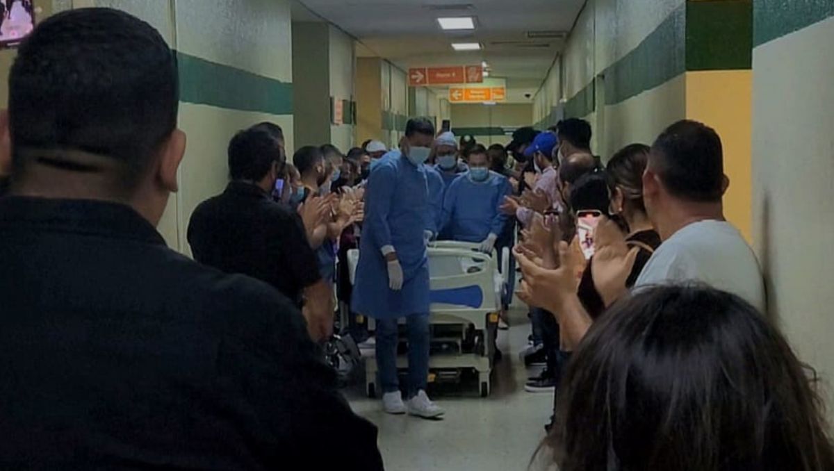 Personal del IMSS, familiares y compañeros de trabajo formaron una valla de honor para el donador. Especial