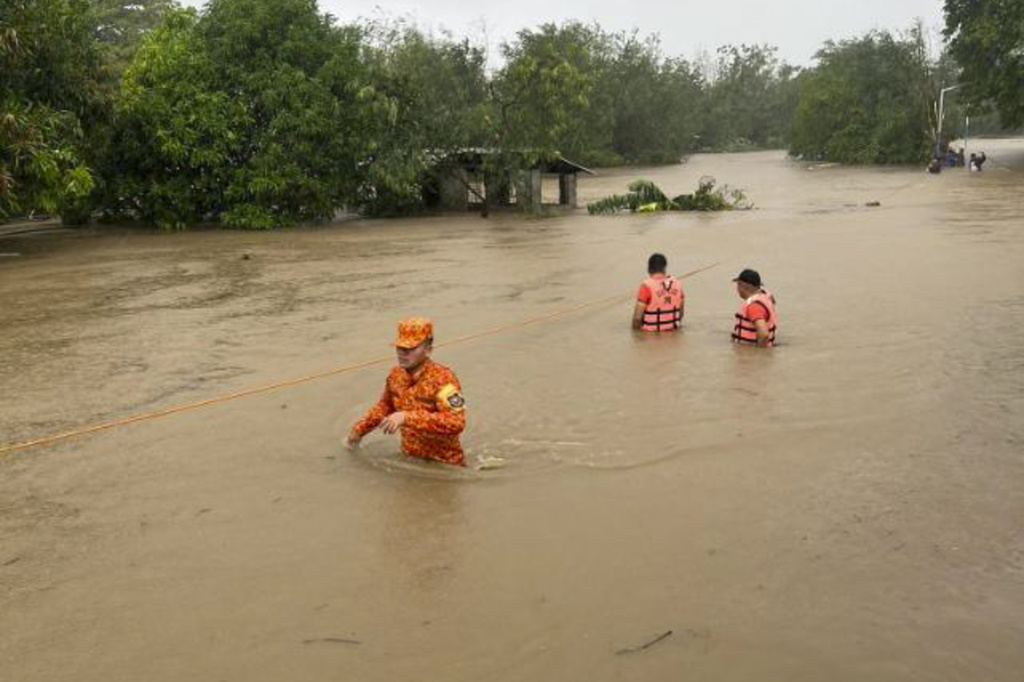 Rescatistas vadean una inundación provocada por el tifón Doksuri | AP