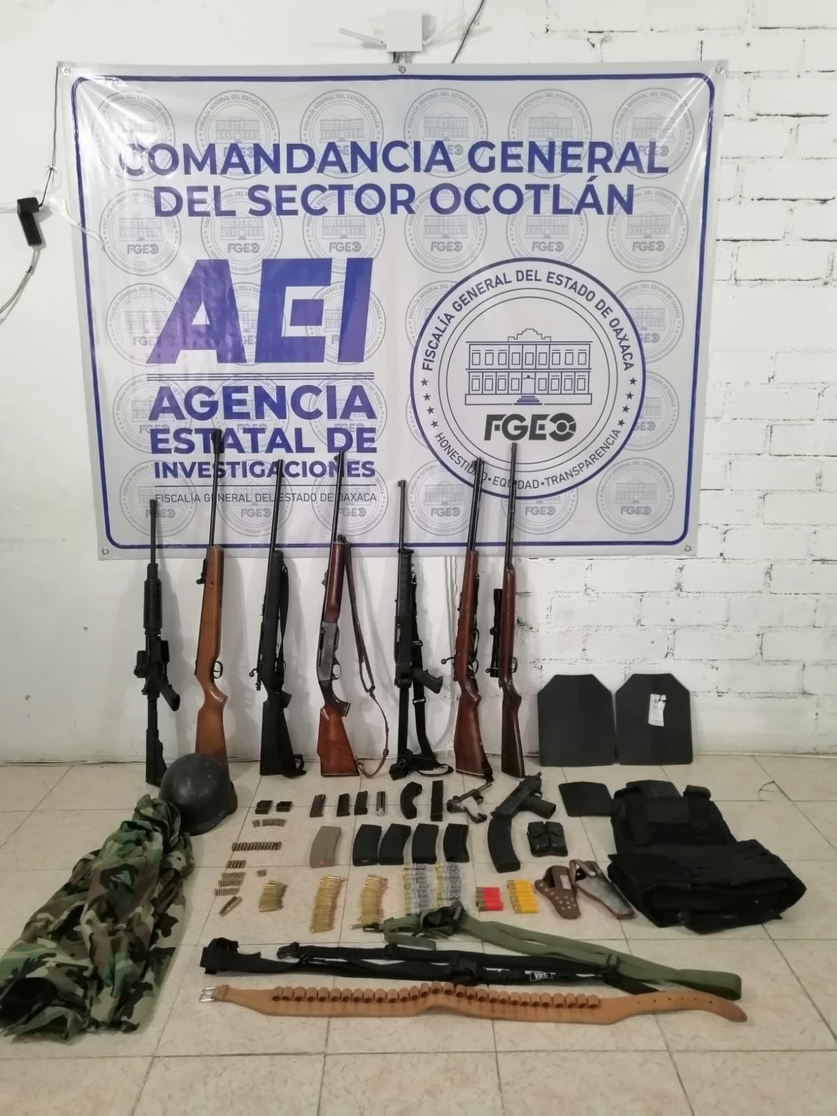 Durante el cateo se aseguraron armas cortas y largas. | Especial
