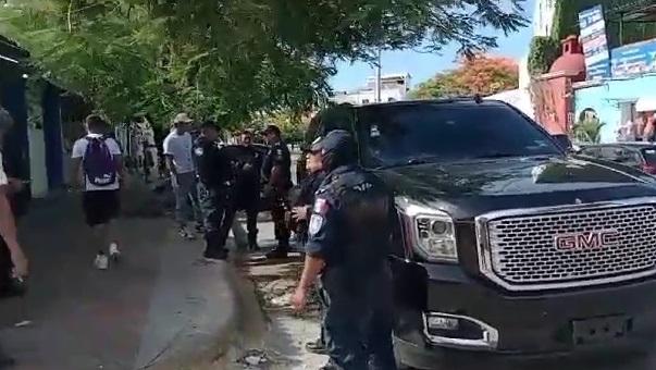 Confrontación entre taxistas y camioneta turística en Cancún resulta en daños y detenciones.