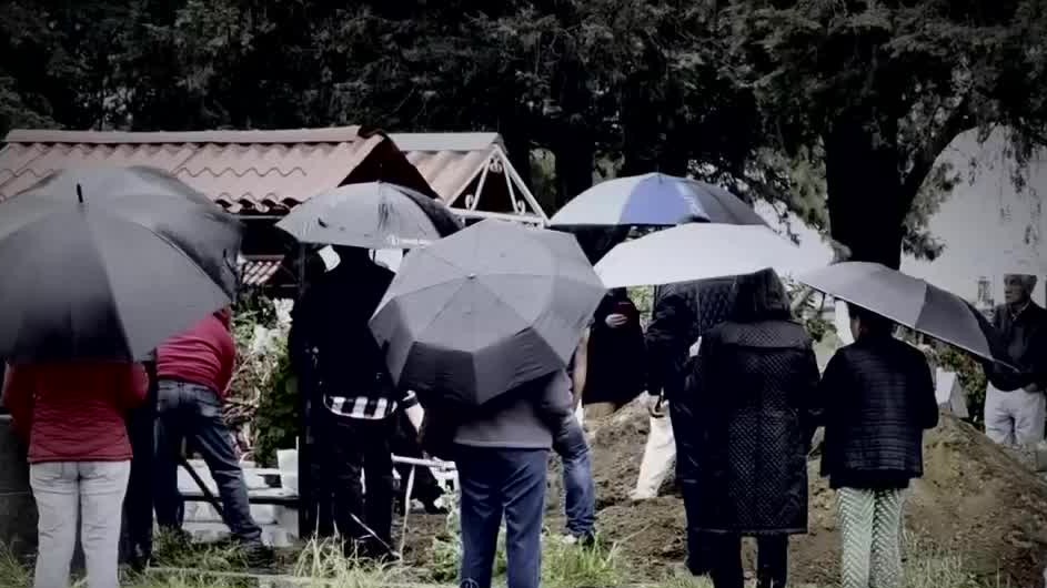 Familiares se despiden de motociclista atropellado en Toluca, Edomex