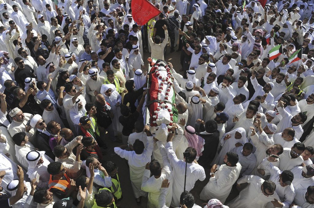 Funeral de las 27 víctimas de un atentado suicida, en la Gran Mezquita, en la Ciudad de Kuwait