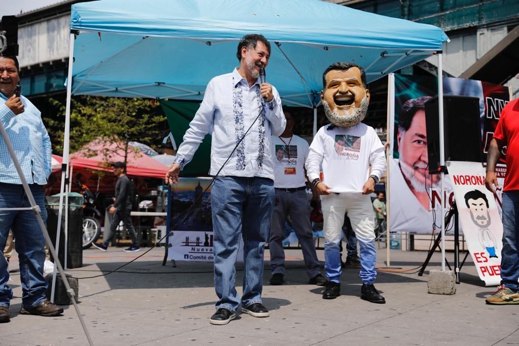 Gerardo Fernández Noroña con la comunidad migrante en Nueva York. (Armando Martínez)