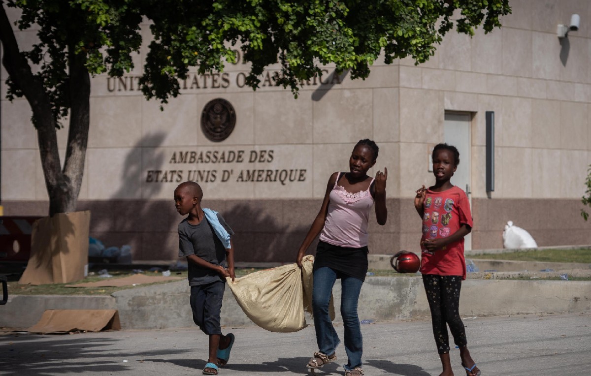 Haitianos dispersados frente a la embajada de Estados Unidos en Haití (EFE)