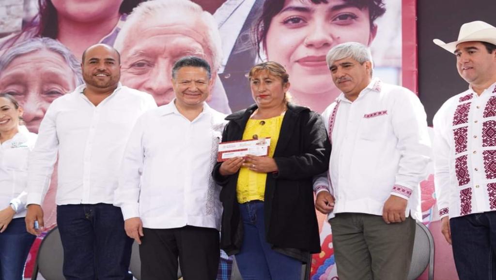Julio Menchaca visitó el municipio de Nopala.