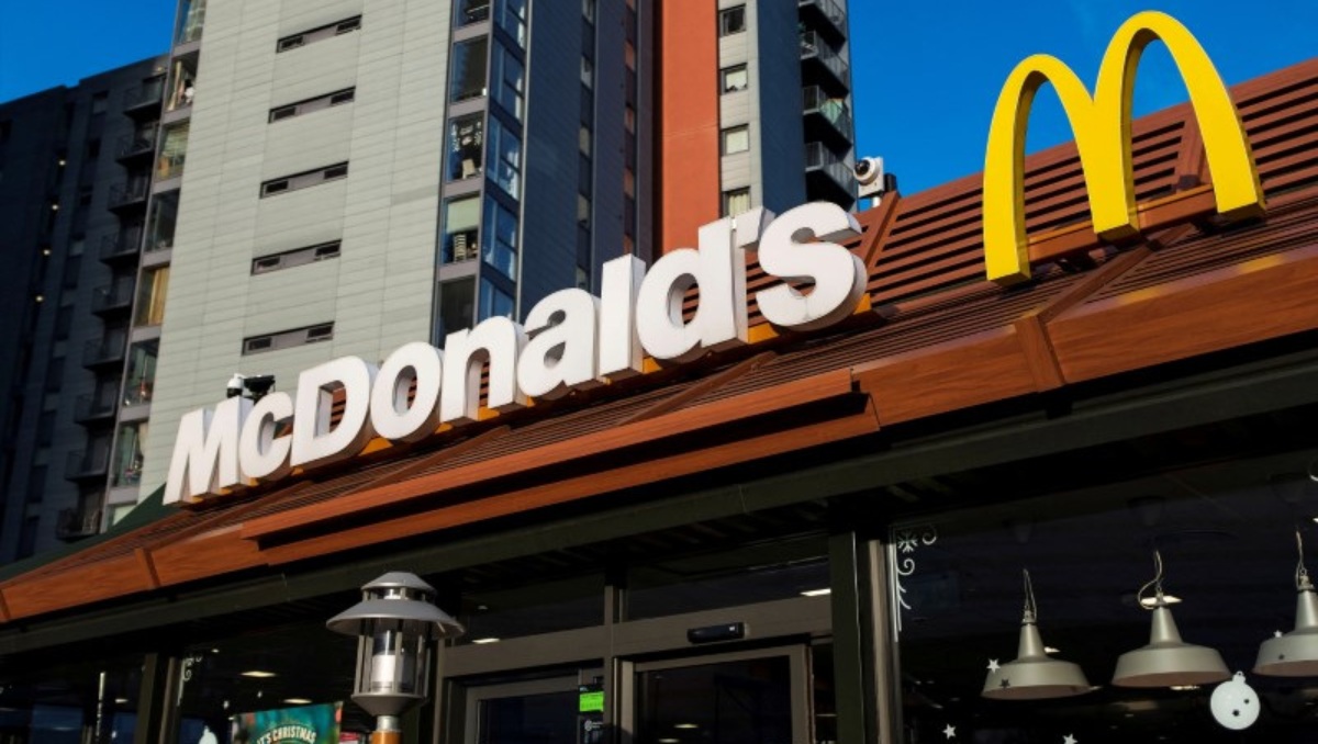 Logo de  McDonald's en la fachada de un restaurante en Londres, Reino Unido. Diciembre de 2021. Foto: (Reuters)