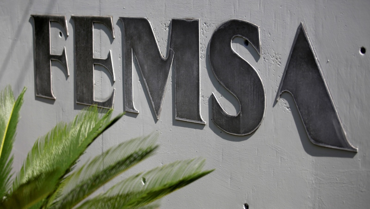 Logo de mexicana FEMSA, que controla a la embotelladora de Coca-Cola más grande del mundo, en Monterrey, México. Agosto de 2018. Foto: (Reuters)