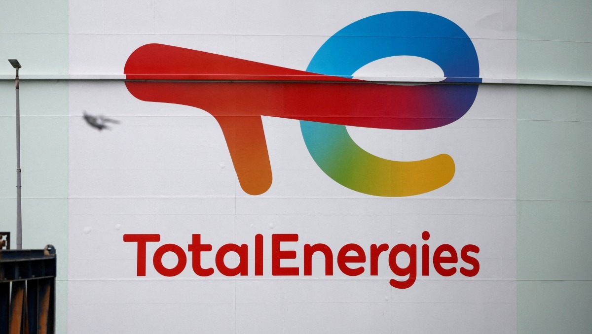 Logo de TotalEnergies en un tanque de petróleo en el depósito de combustible en Mardyck, cerca de Dunkerque, Francia. Enero de 2023. (Foto: Reuters)