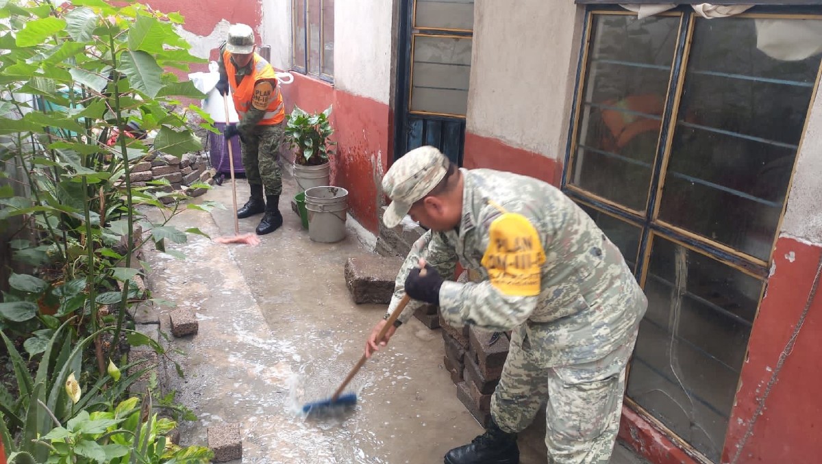 Militares realizan tareas de limpieza y apoyo a afectados por las inundaciones en Chalco