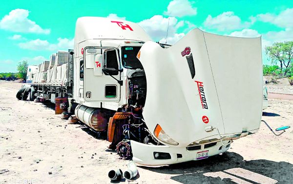 Tráiler desvalijado por el hampa cerca de la autopista. ESPECIAL