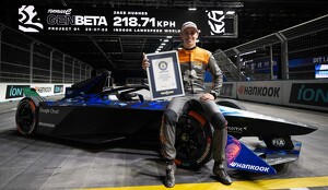 Auto de Fórmula E alcanza velocidad máxima de 218 kilómetros por hora y obtiene título del récord guinness.