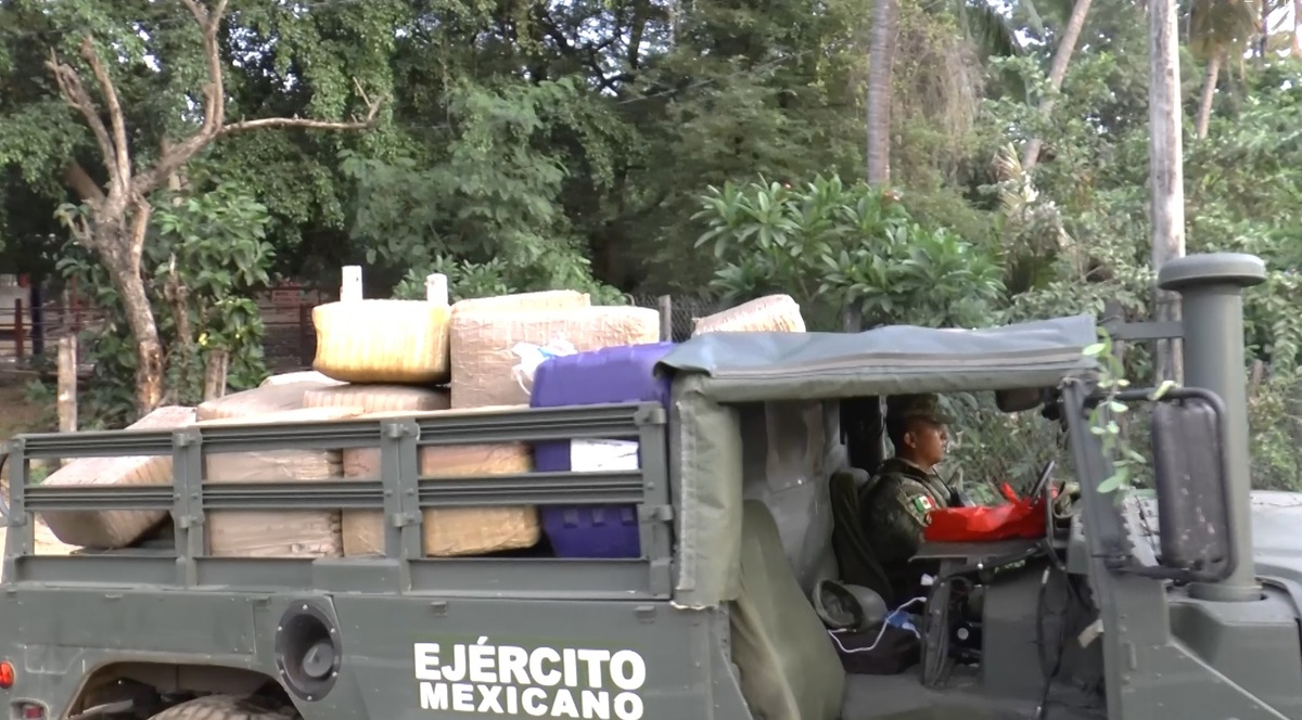Camionetas del Ejército Mexicano trasladando kilos de mariguana en Guerrero.