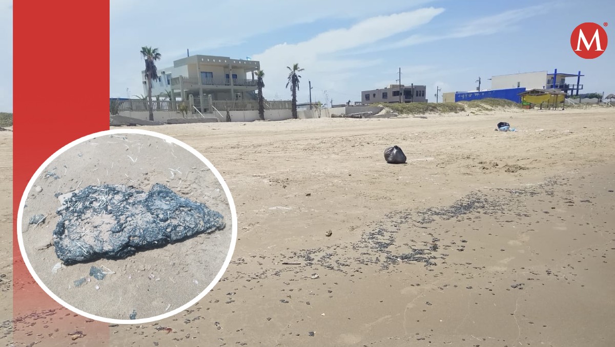 Manchas de chapopote en playa de Matamoros. (Ángel Domínguez)