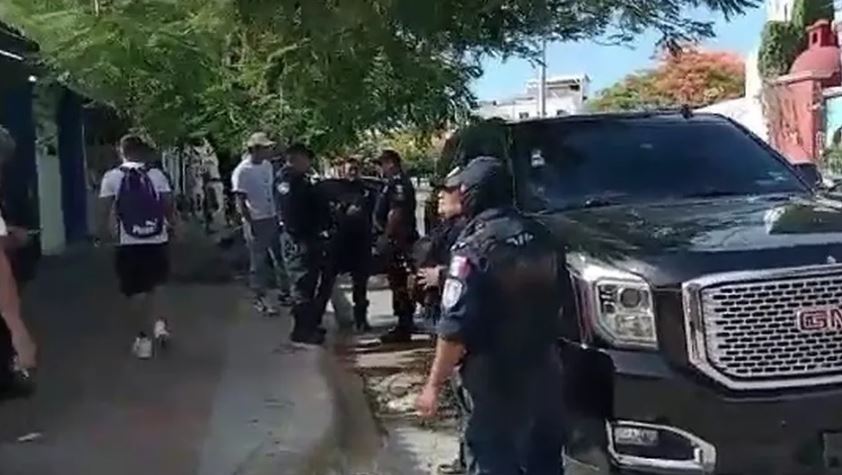 Taxistas atacan camioneta turística en Cancún; hay dos detenidos