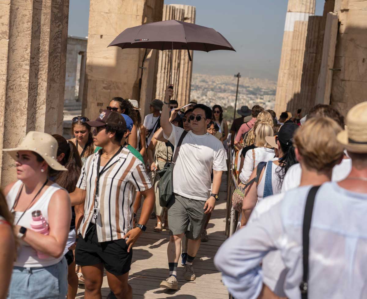 Temperatura extrema. En medio de la intensa ola de calor que azota a Grecia, cientos de turistas visitaron la Acrópolis en Atenas.