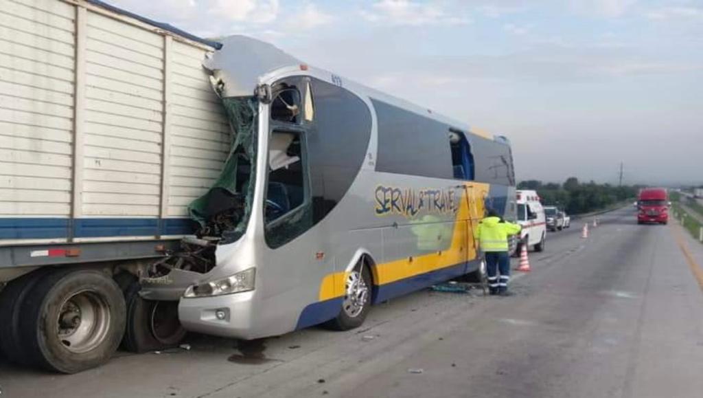 Autobús choca en el Arco Norte y cuatro pasajeros resultan heridos.