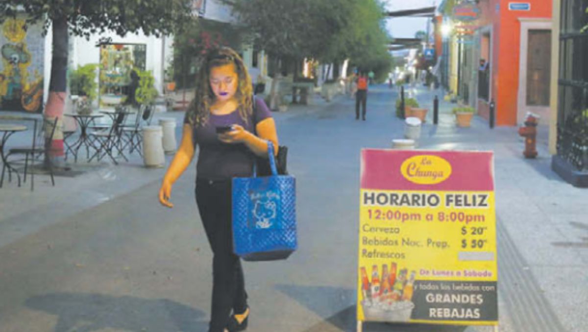 En la esquina de la calle Diego de Montemayor y Matamoros hay una casa que está llena de grafiti y basura. José Luis Marroquín