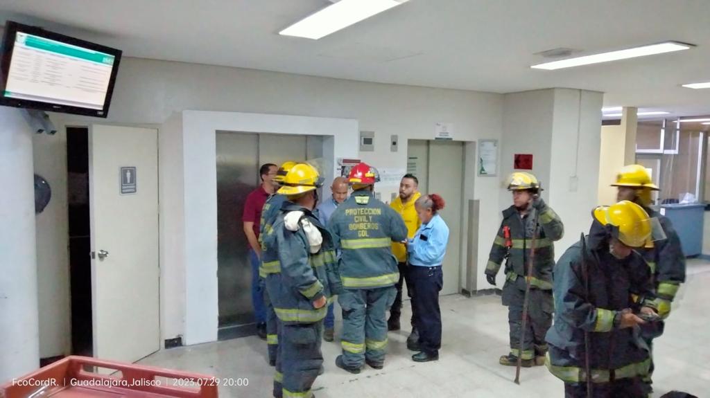 Tres personas quedaron atrapadas dentro del elevador. (Cortesía)