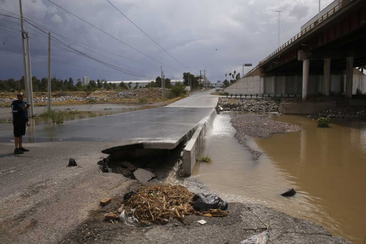 Tronco bloquea compuerta en Canal de Sacramento. (Roberto Amaya)