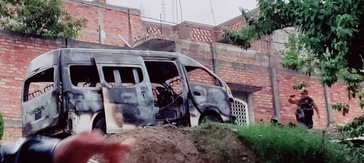 Incendian dos unidades de transporte público en Guerrero. | Especial