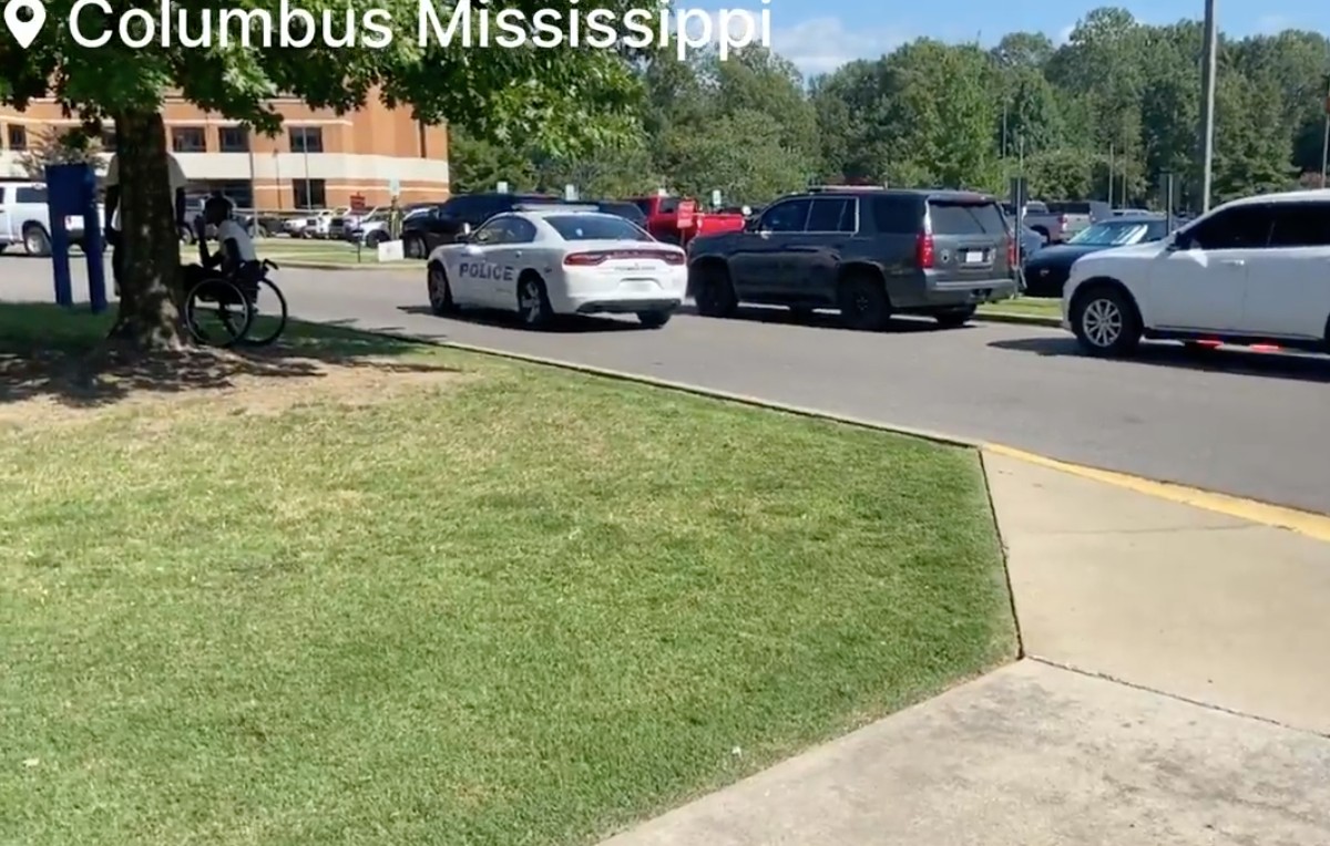 Autoridades afuera del hospital Golden Triangle de Columbus (Twitter/@PMBreakingNews)