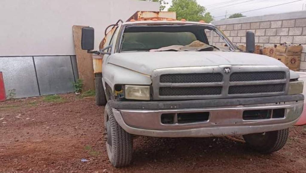 Camioneta abandonada y cargada de Huachicol fue asegurada.
