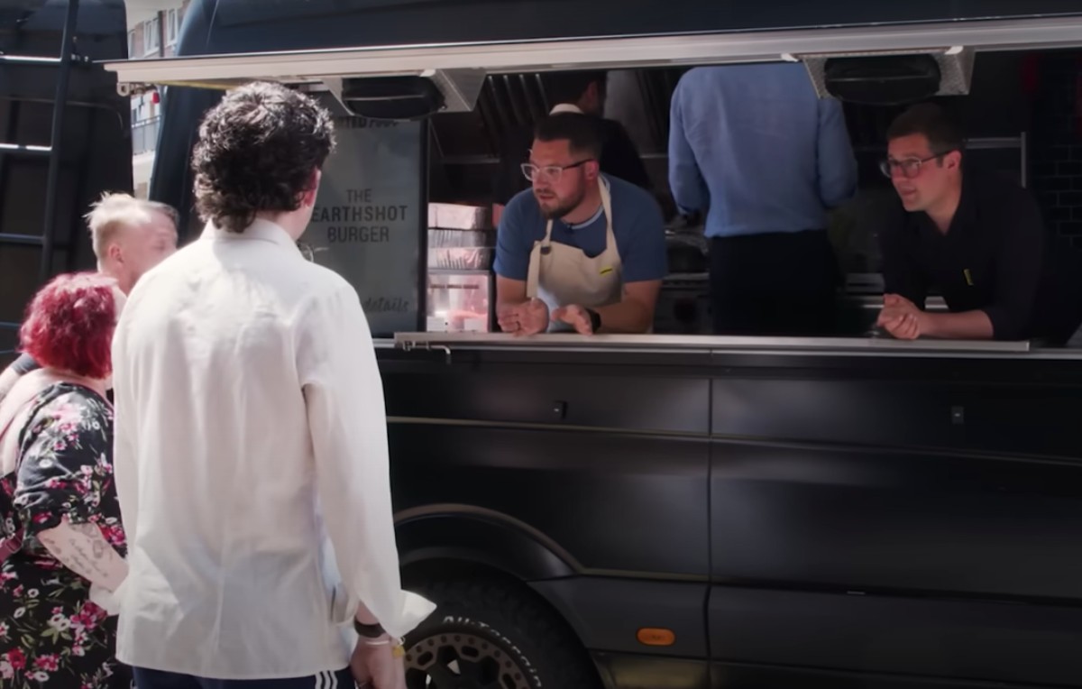 En esta cápsula se puede ver al príncipe William responder "voy enseguida", mientras sirve las hamburguesas a los clientes. (Youtube)
