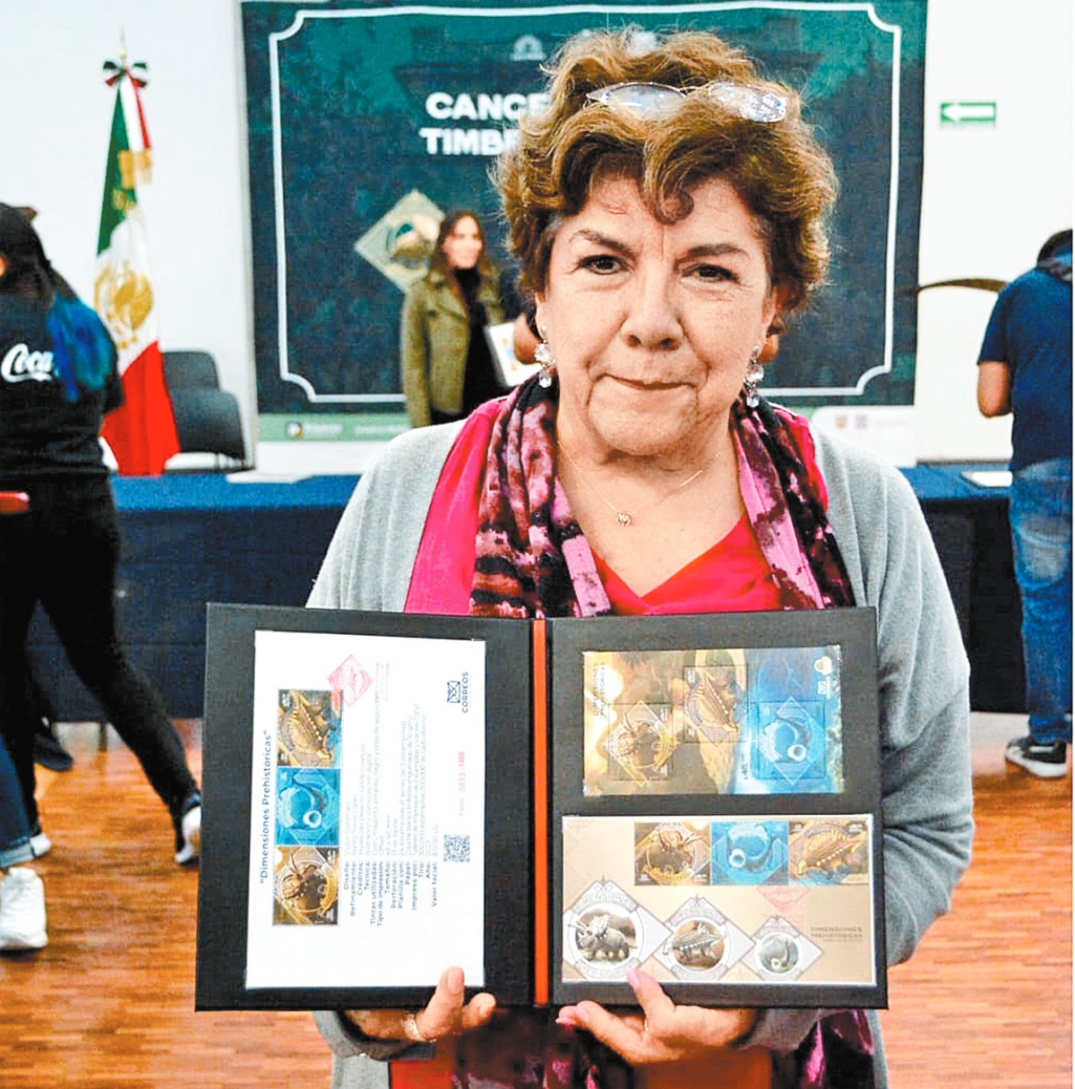 La directora del servicio postal en la cancelación de estampillas. José Juan de Ávila
