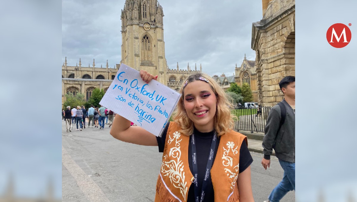 Joven muestra en Oxford letrero con mensaje las flautas son de harina. (Raquel Perales)