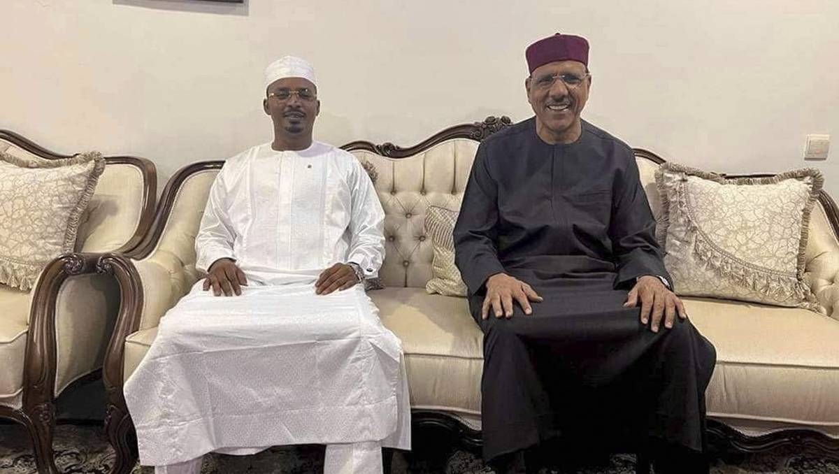El presidente de Chad, Mahamat Idriss Déby Itno, publicó la primera foto de su homólogo Mohamed Bazoum. (EFE).