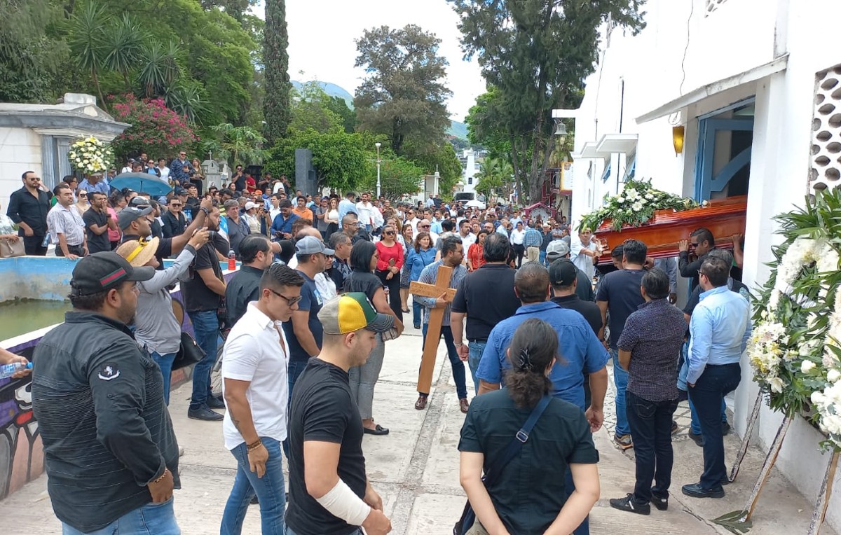 El velorio se realizó de manera discreta, con mucha concurrencia (Foto: Rogelio Agustín)