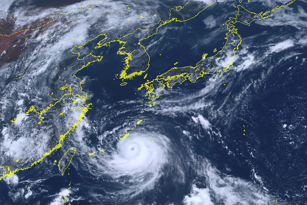 Avance del tifón Khanun hacia Okinawa, en el suroeste de Japón | AP