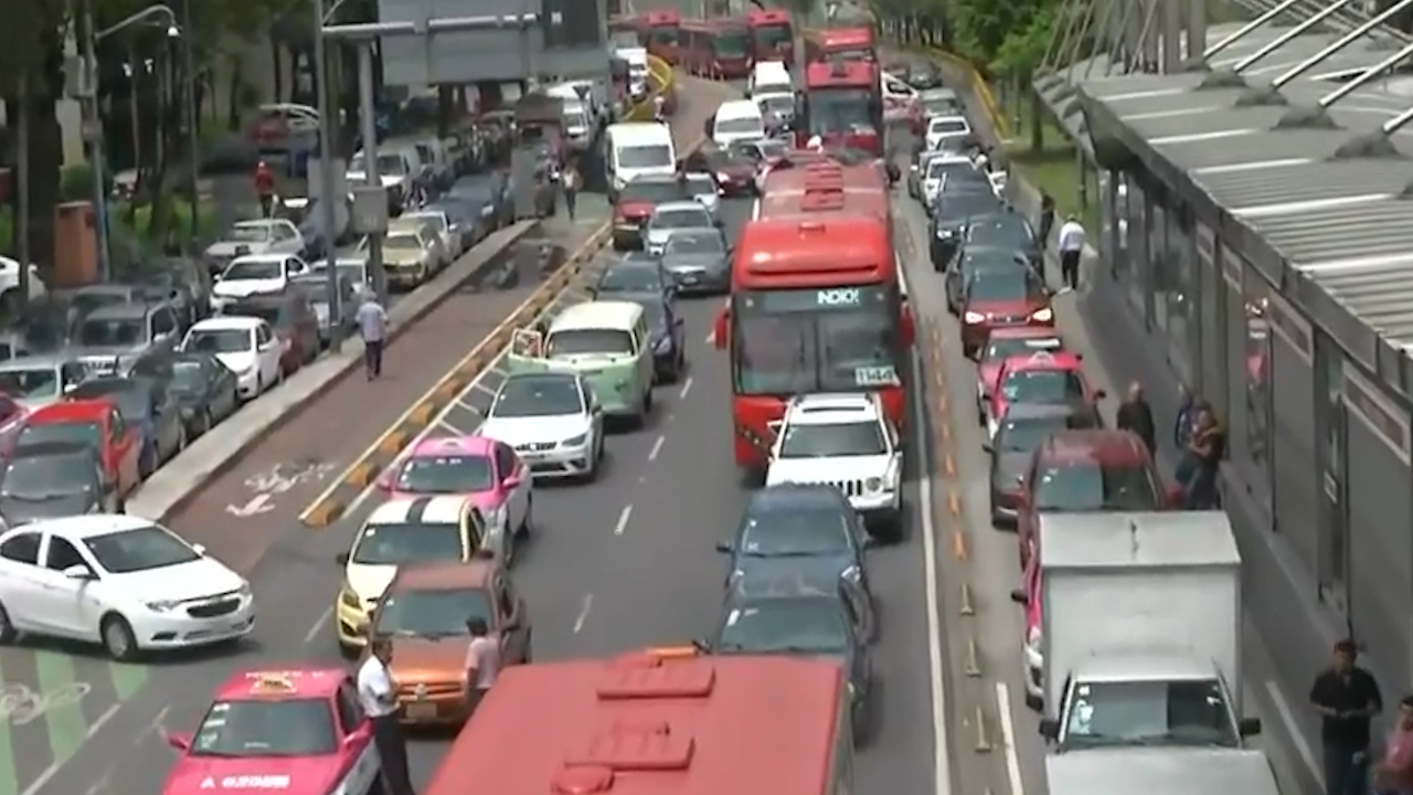 Bloquean avenida Insurgentes en ambos sentidos; familiares de menor atropellado intensifican protesta