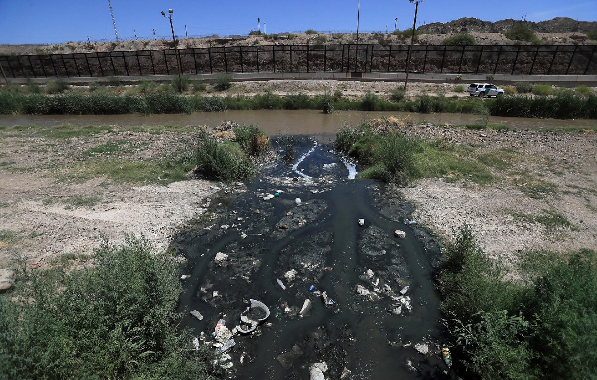 Estanque de aguas negras en lado del Río Bravo de chihuahua (EFE)