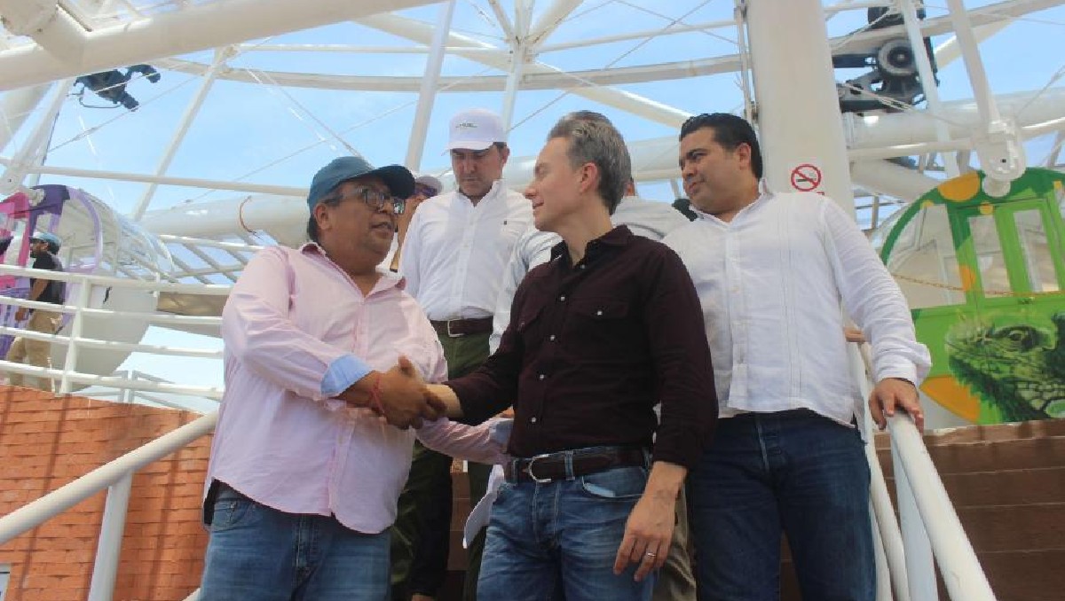 El ex gobernador de Chiapas disfrutó de un paseo en la rueda de la fortuna de la laguna del Carpintero. (Sergio Sánchez)