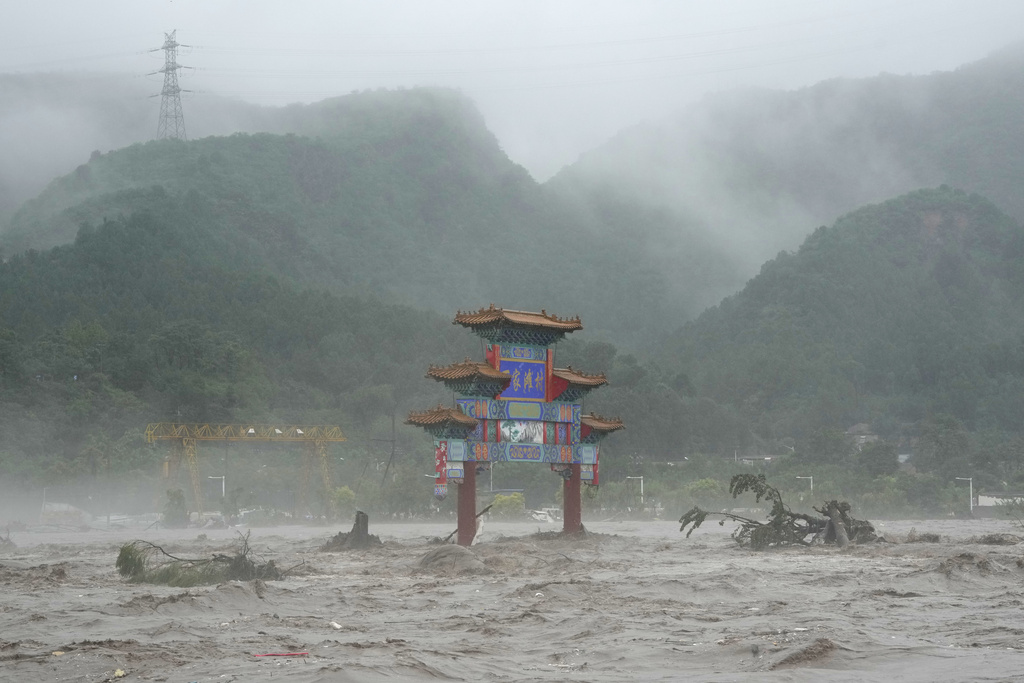 Las inmediaciones de una puerta tradicional, inundadas en la zona de Miaofengshan | AP