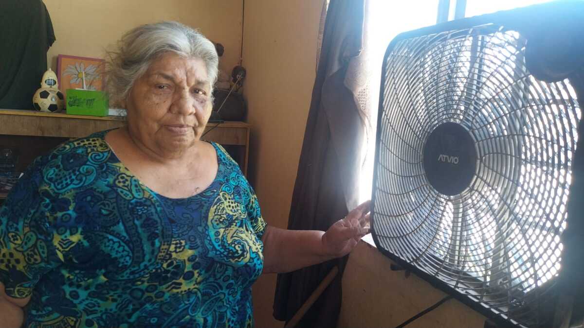 La mujer de 69 años asegura que por este clima, durante la primera ola de calor experimentó los síntomas de un infarto.