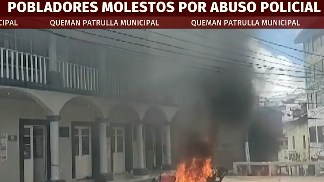 Pobladores queman patrulla por abuso policial en Zacualtipán, Hidalgo