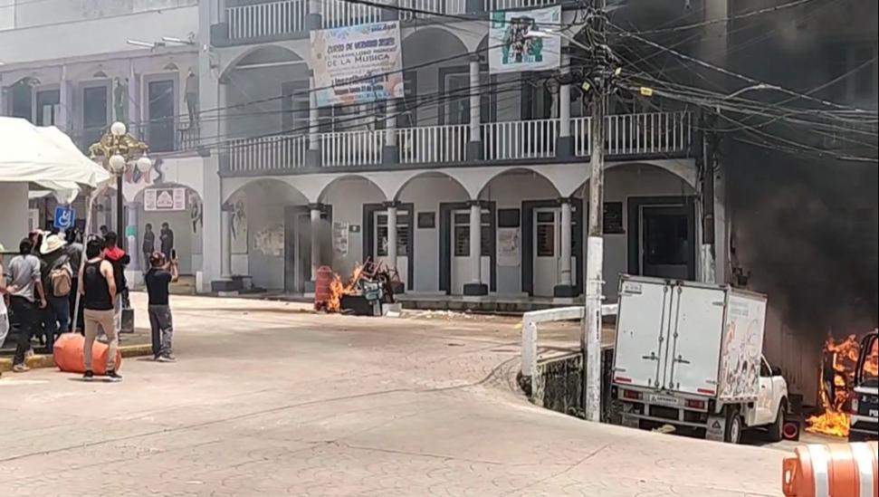 Prenden fuego a patrulla y al mobiliario del Ayuntamiento de Zacualtipán en protesta .