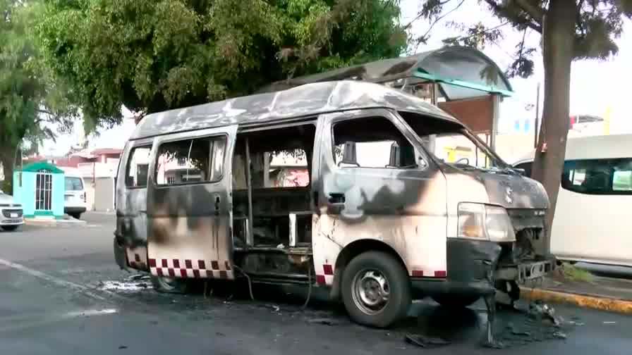 Presuntos extorsionadores incendia unidad de transporte público en Coacalco