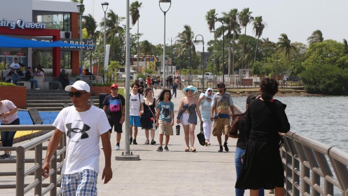Turistas recorren la laguna del carpintero de Tampico. (Yazmín Sánchez)