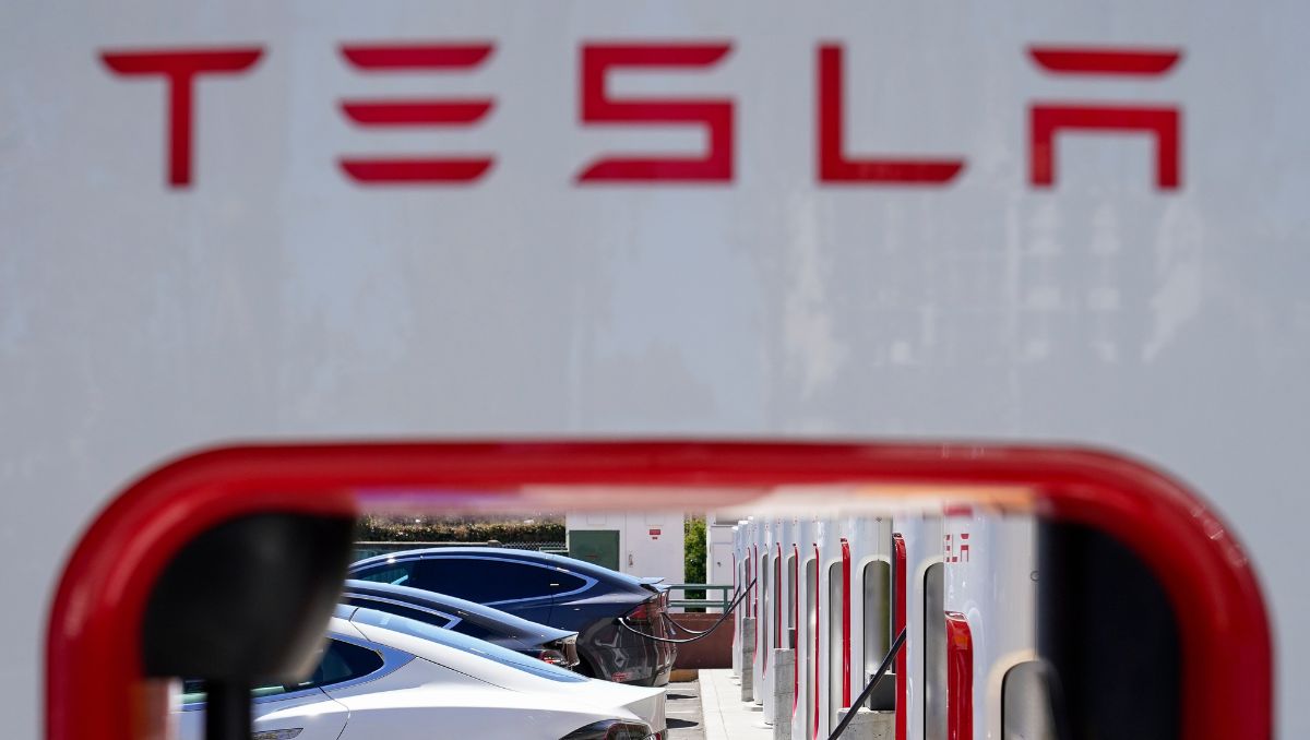 Vista de una estación de carga de Tesla en Emeryville, California. Agosto de 2022. Foto: (AP)