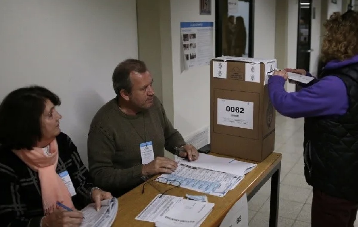 Ciudadanos salen a votar en las elecciones primarias en Argentina (Reuters)