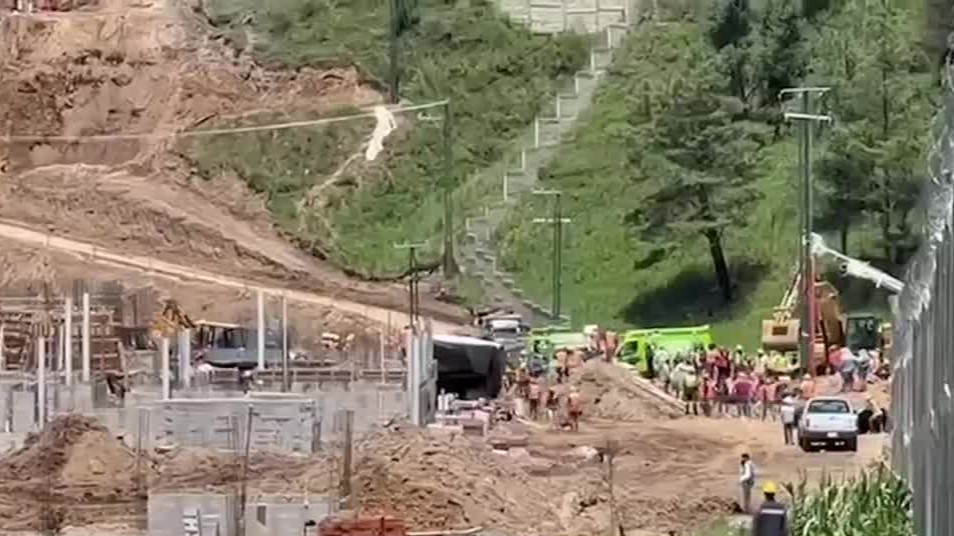 Derrumbe en obra deja al menos tres muertos y dos heridos en Almoloya de Juárez, Edomex