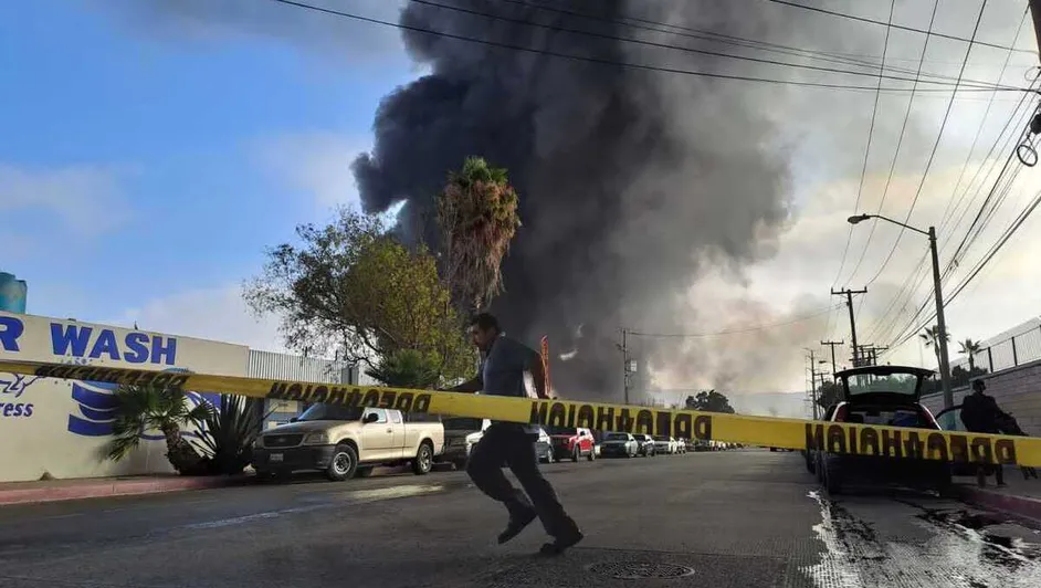 Desalojan a unas 500 personas por incendio de fábrica de esponjas en Tijuana, Baja California