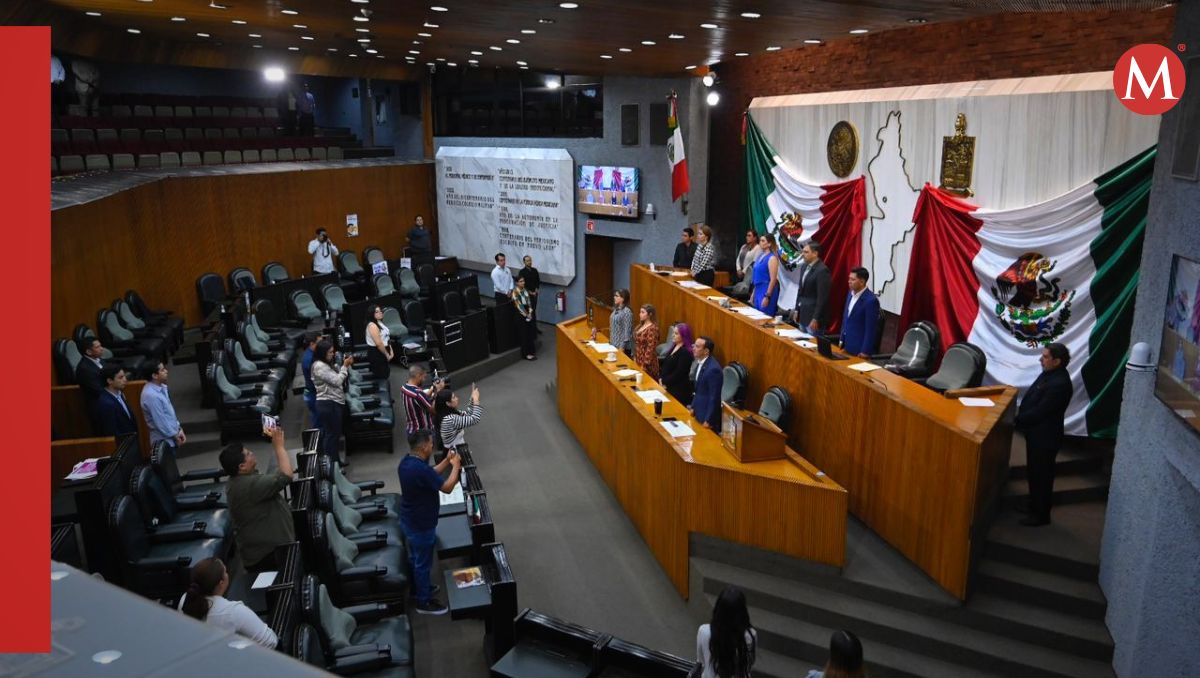 Diputados guardaron un minuto de silencio por el director jurídico, Ricardo Flores Suárez. Jorge López
